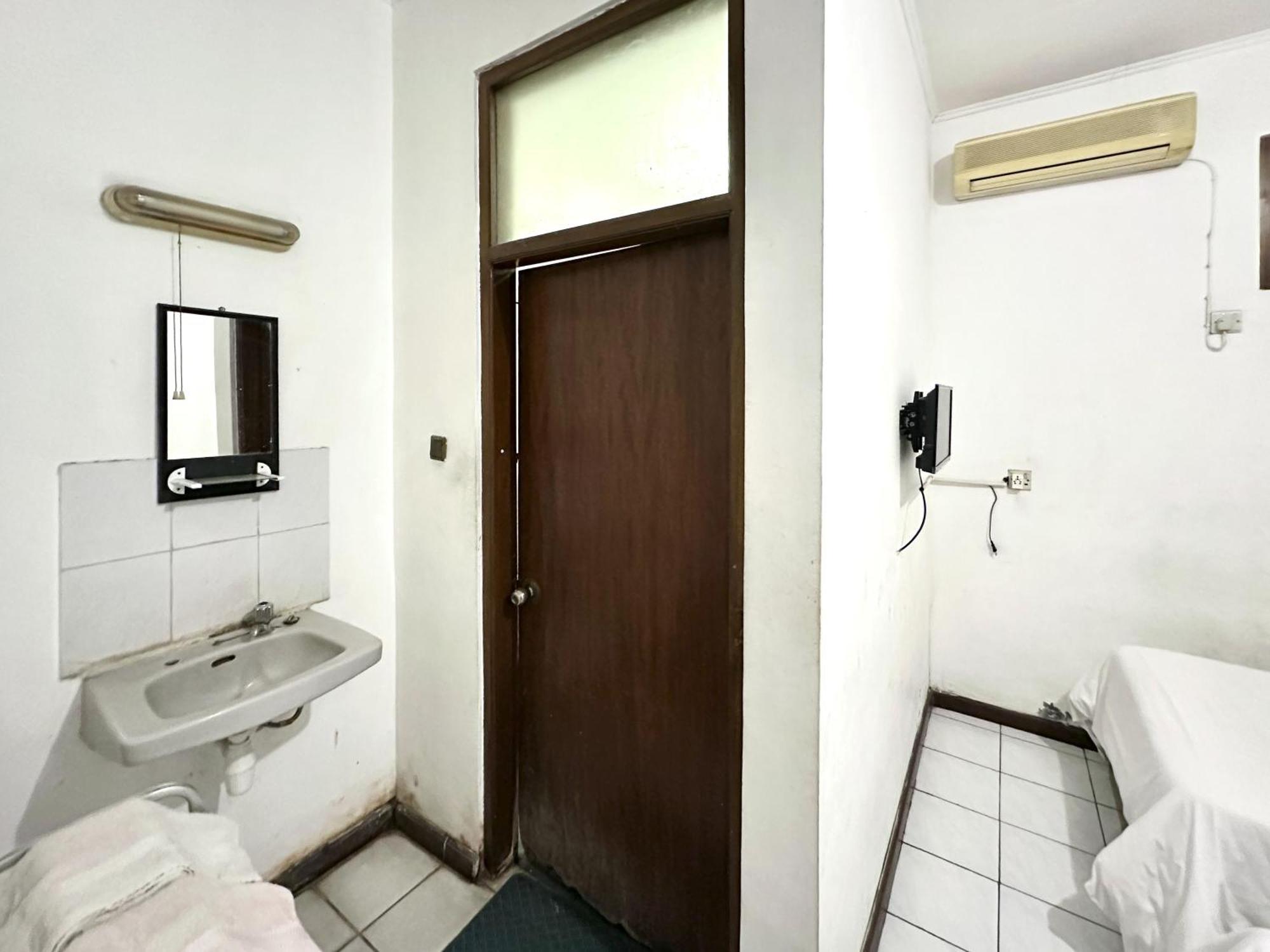 Hotel Dewi Sri Redpartner Yogyakarta Exterior foto