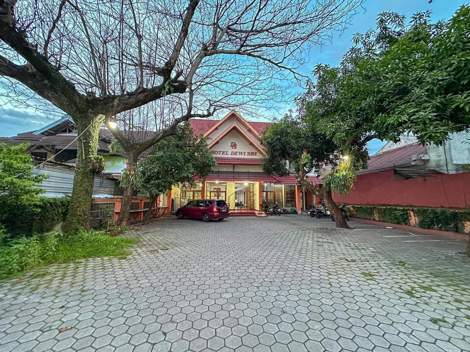 Hotel Dewi Sri Redpartner Yogyakarta Exterior foto