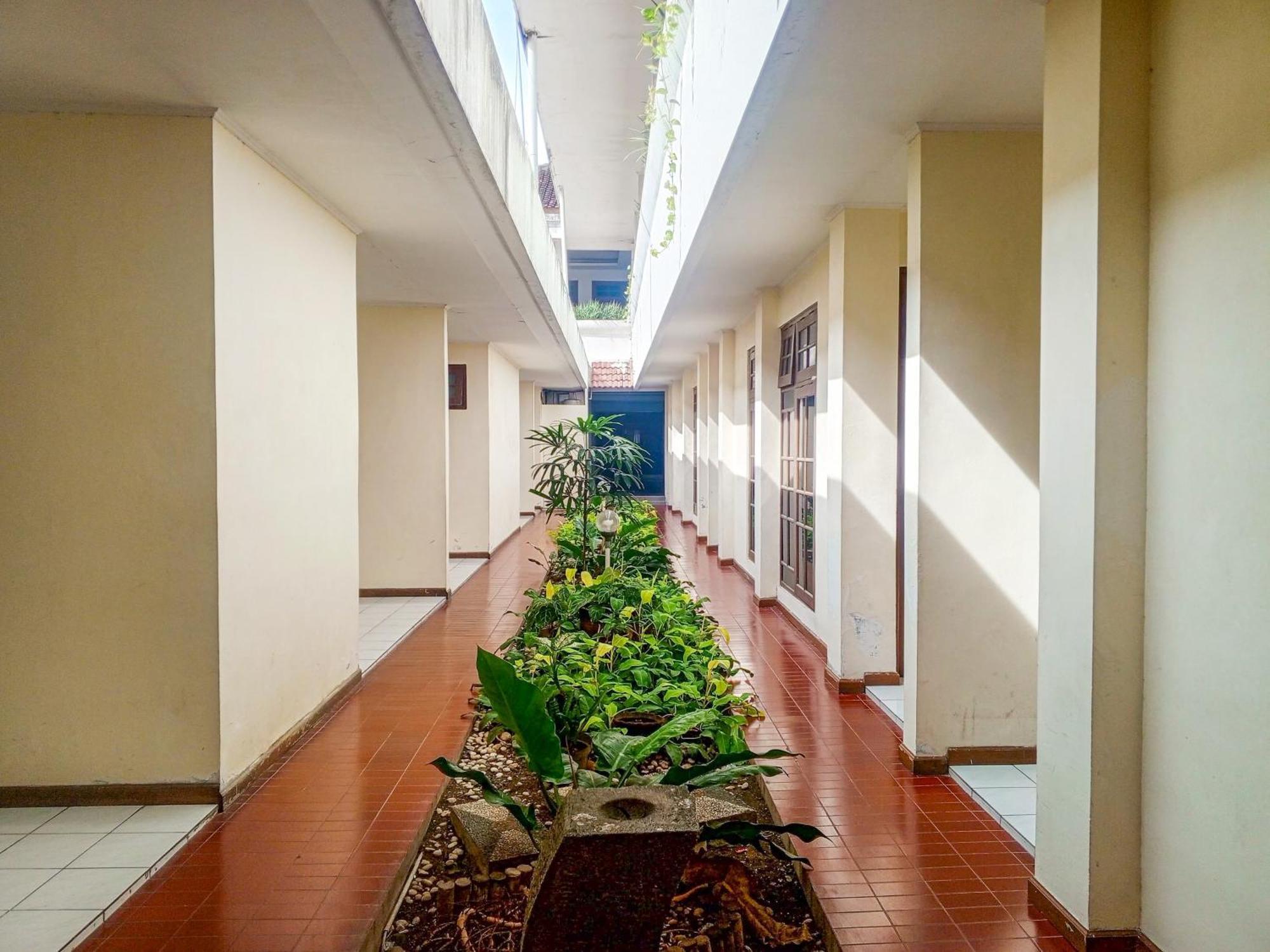 Hotel Dewi Sri Redpartner Yogyakarta Exterior foto