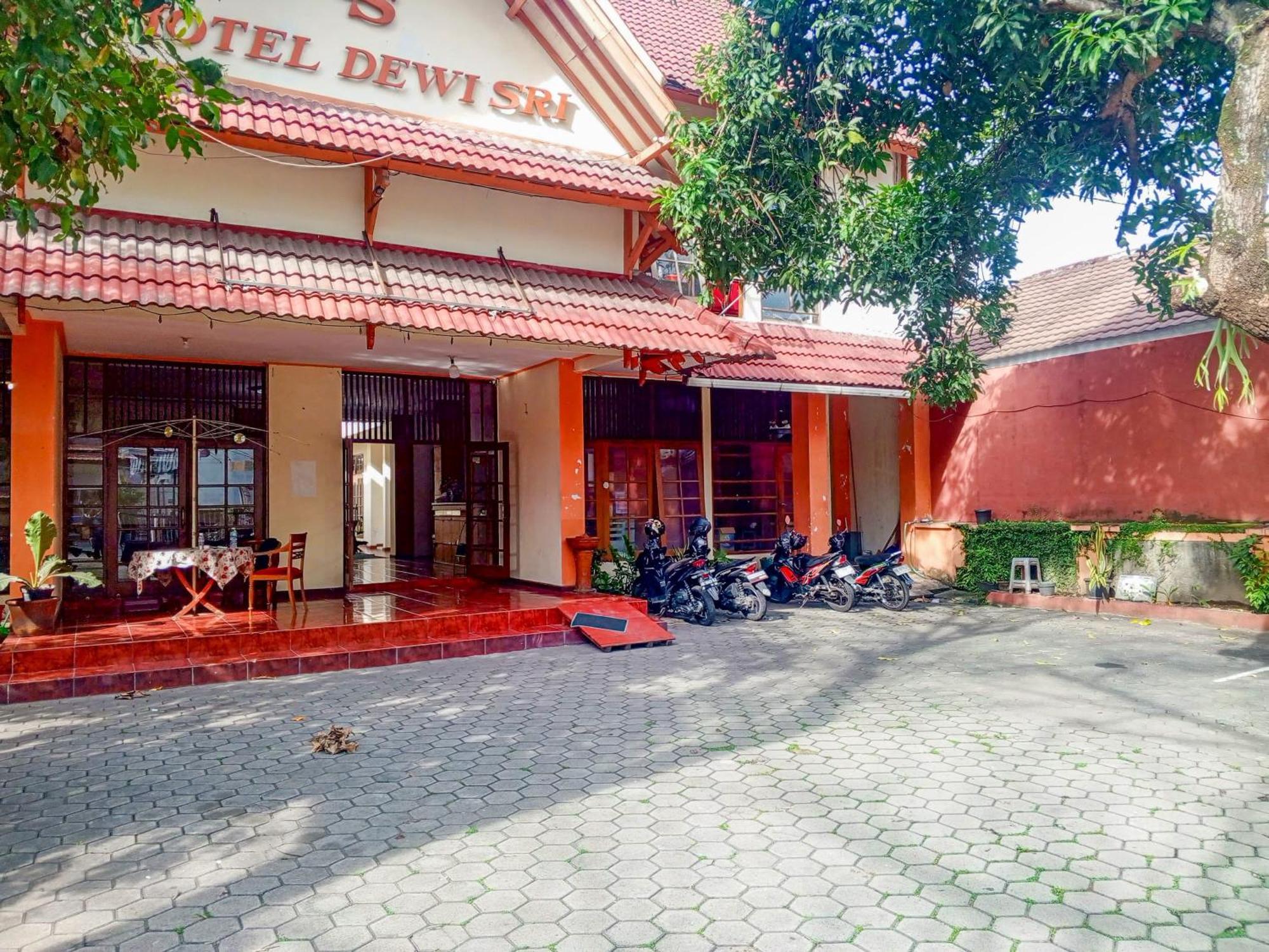 Hotel Dewi Sri Redpartner Yogyakarta Exterior foto