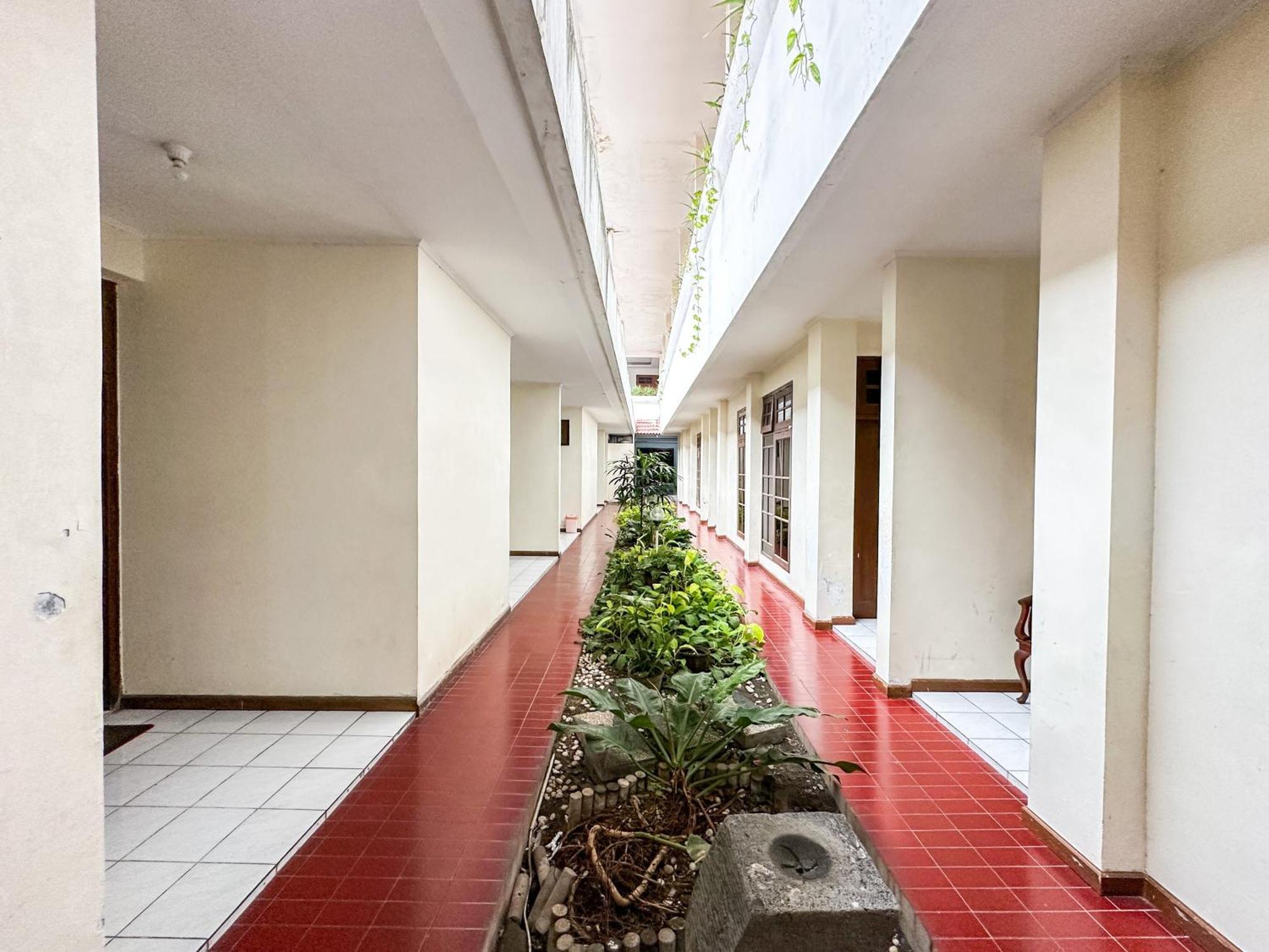 Hotel Dewi Sri Redpartner Yogyakarta Exterior foto
