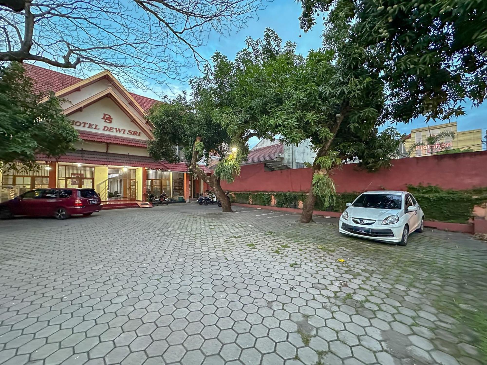Hotel Dewi Sri Redpartner Yogyakarta Exterior foto