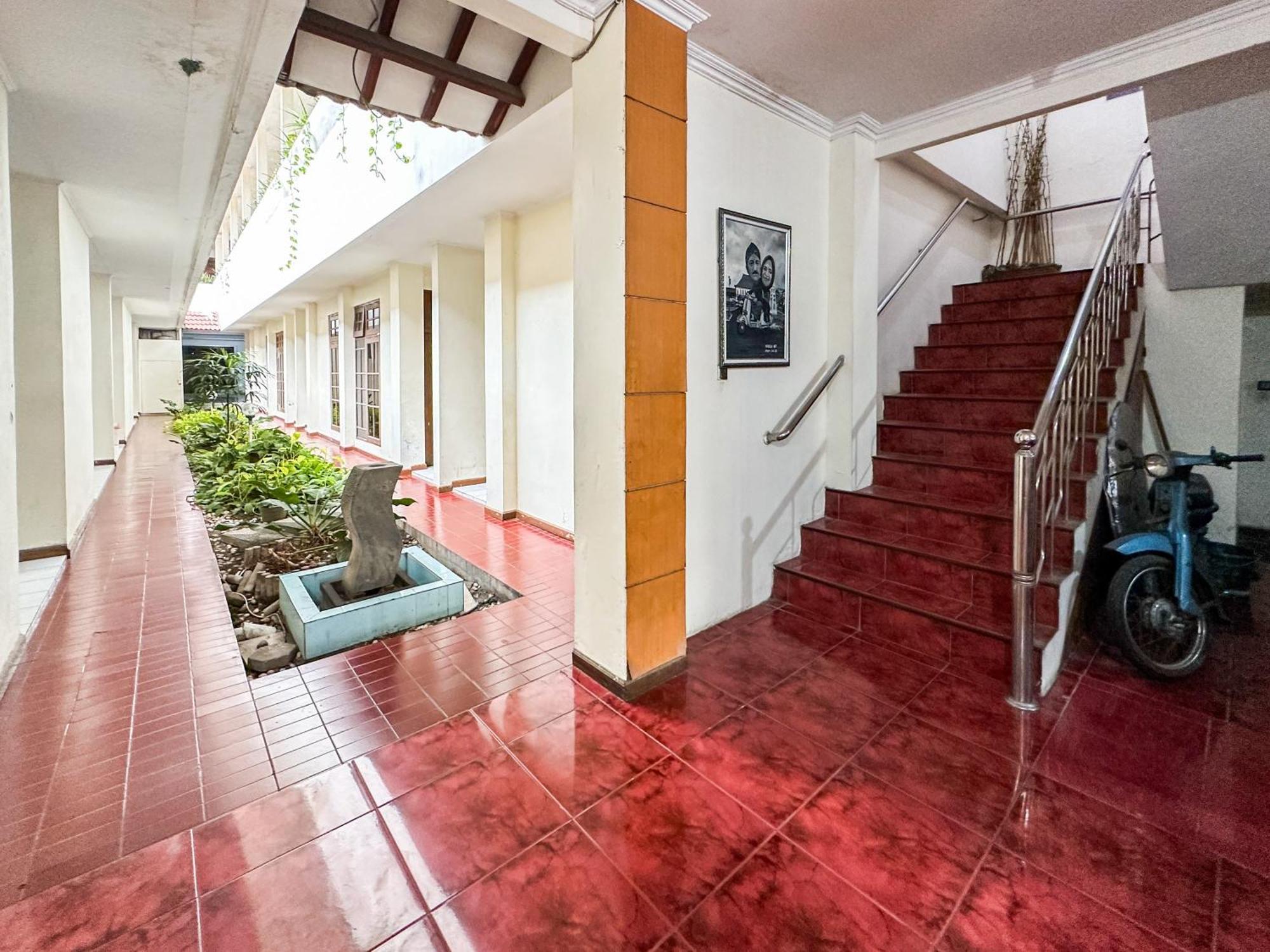 Hotel Dewi Sri Redpartner Yogyakarta Exterior foto