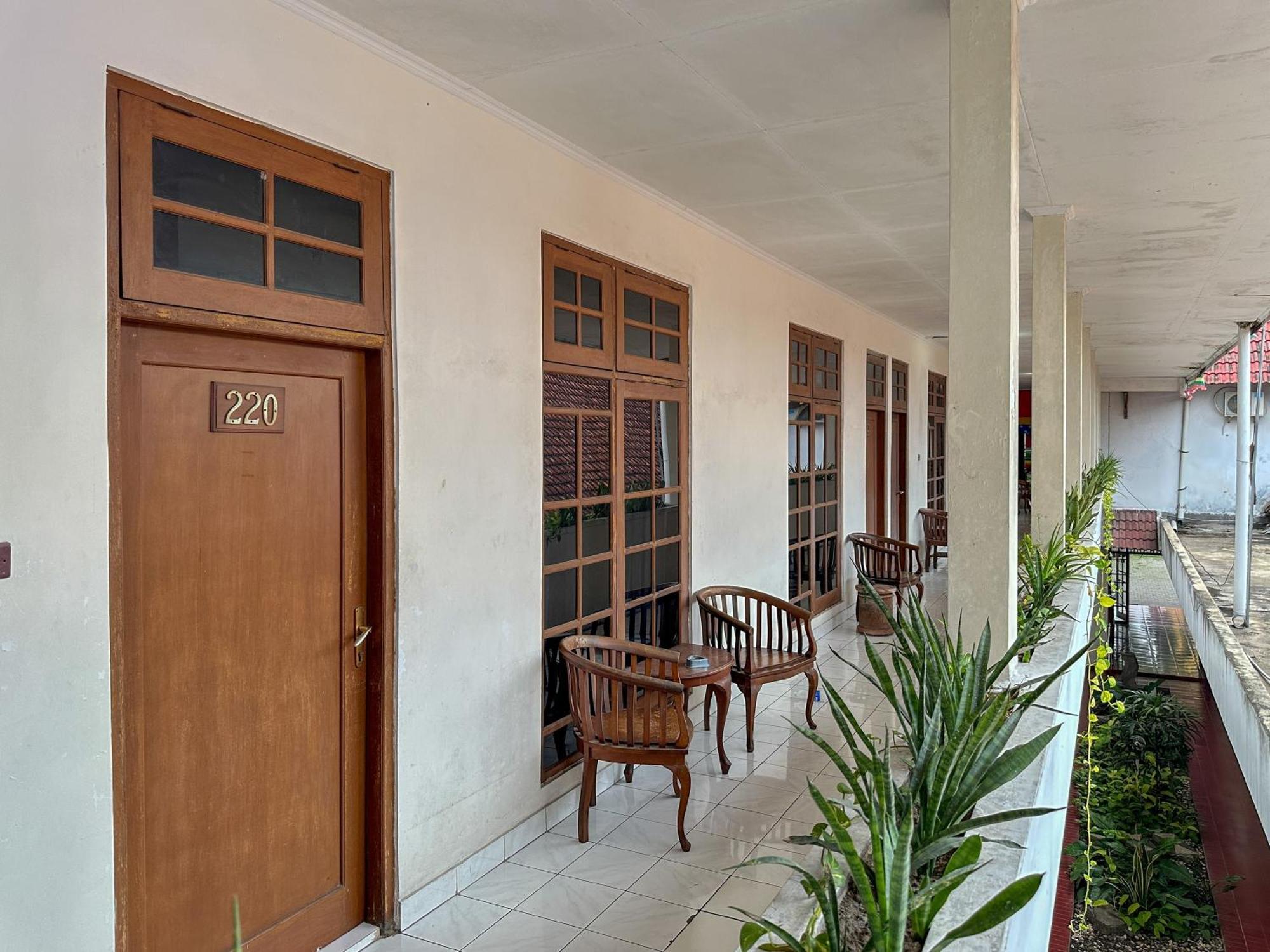 Hotel Dewi Sri Redpartner Yogyakarta Exterior foto